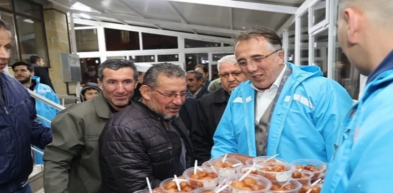 Nevşehir Belediye Başkanı Dr. Mehmet Savran, Hacı Mehmet Avlanmaz Camii’nde teravih namazı sonrası vatandaşlara lokma dağıttı