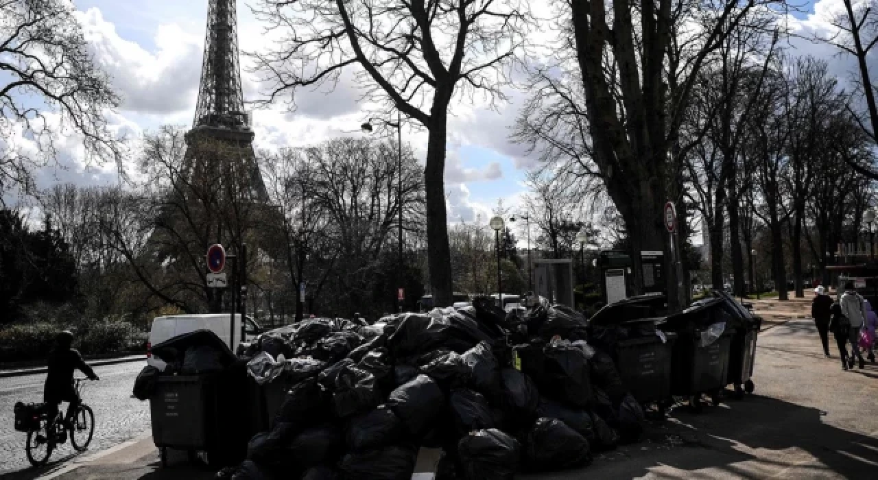 Paris'te çöp toplayıcıları 13 Nisan'da süresiz greve gidiyor