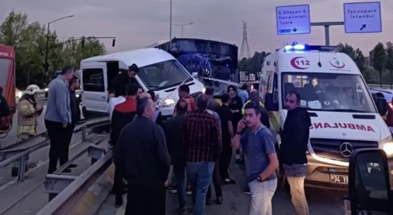 Pendik'te havalimanı personelini taşıyan servis aracı ile otobüs çarpıştı: