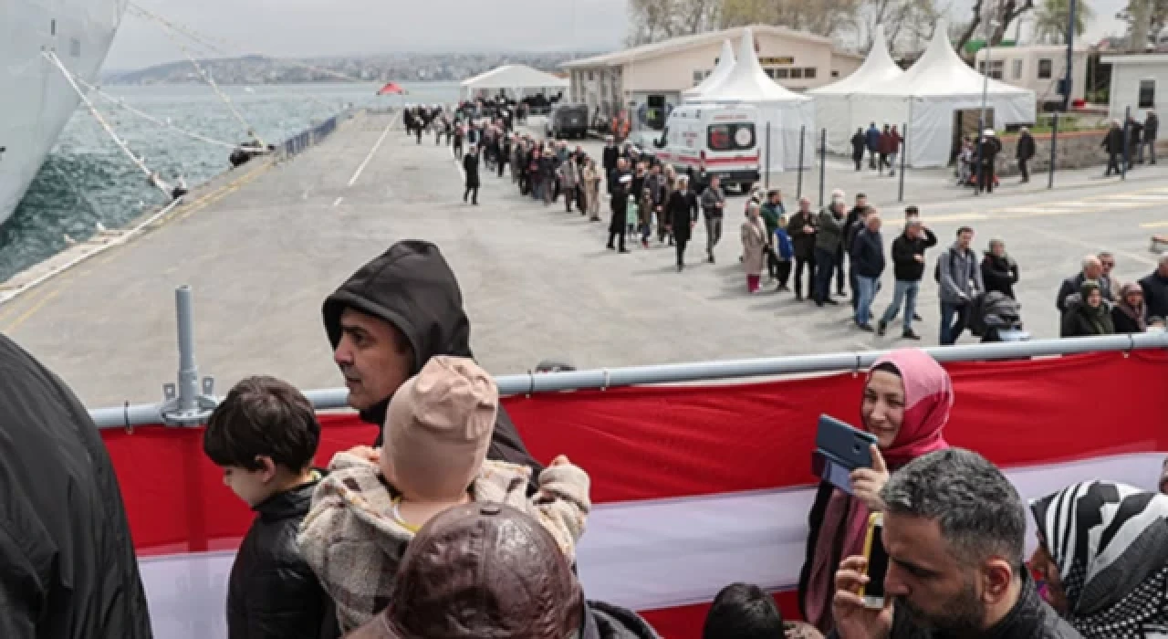 Sarayburnu Limanı'nda demirleyen TCG Anadolu gemisini öğrenciler ziyaret etti