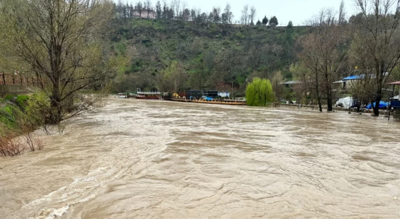 Tunceli’de şiddetli sağanak: Çayların taşmasıyla işletmeler su altında kaldı