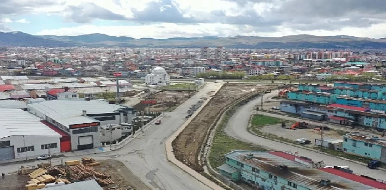 Van Büyükşehir Belediyesi Yeni Marangozlar Sanayi Sitesi’nde 12 dönümlük alanda park yapımına başladı