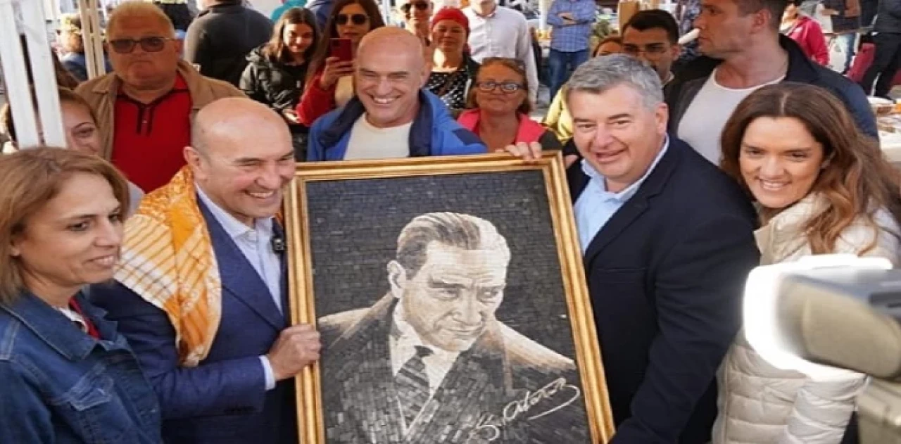 Alaçatı Ot Festivali’nde Tunç Soyer’e mozaik Atatürk Portresi