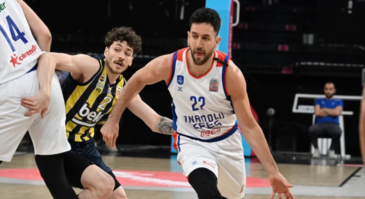 Anadolu Efes ertelenen maçta Fenerbahçe Beko'yu yendi