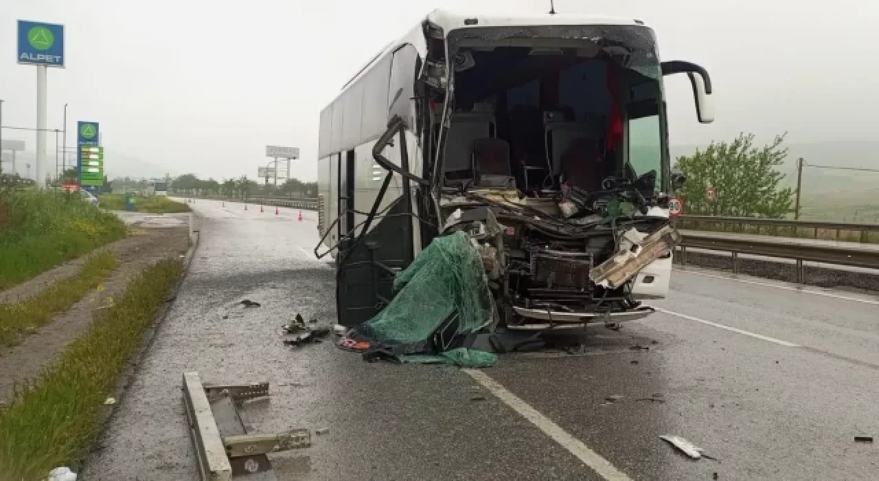 Balıkesir'de tur otobüsü TIR'a çarptı: 33 yaralı