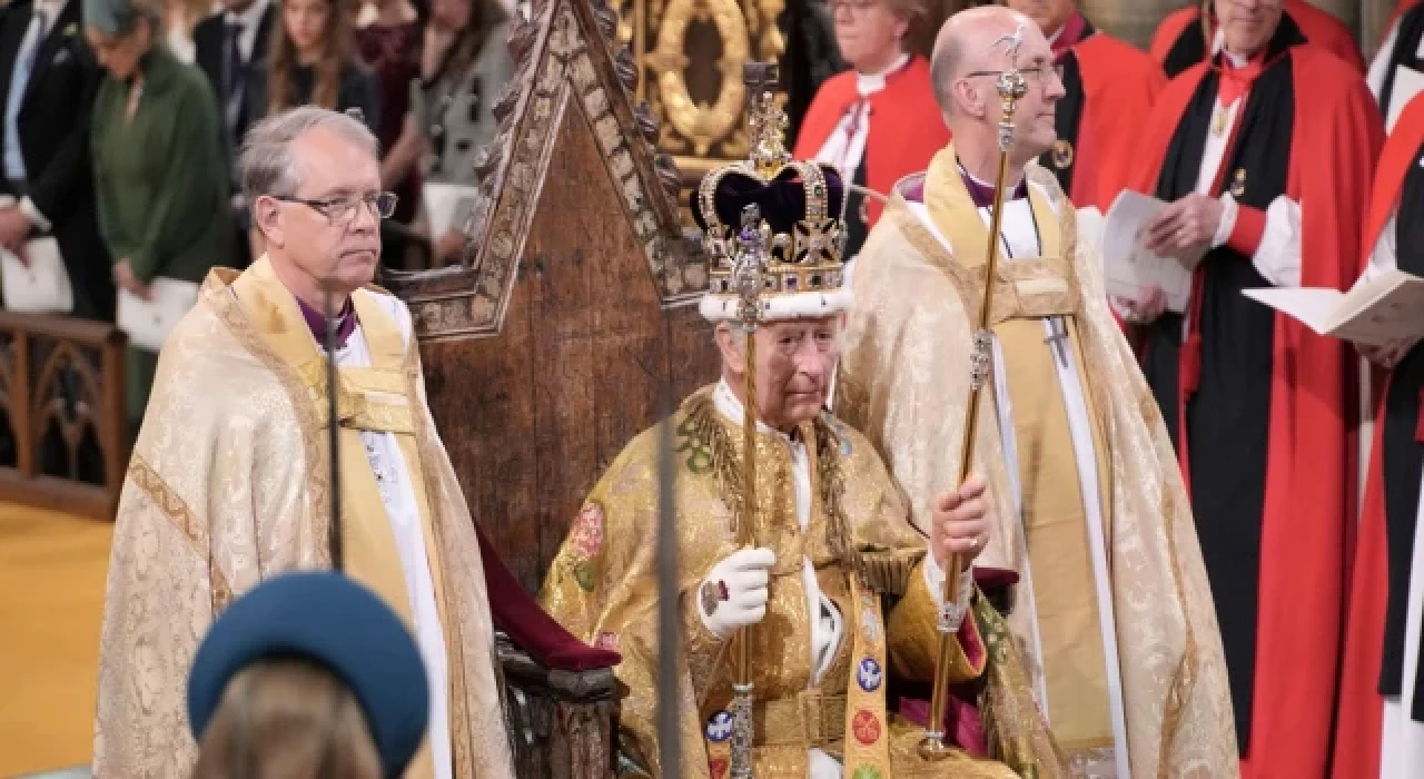 Britanya'nın yeni kralı 3. Charles tacını törenle giydi