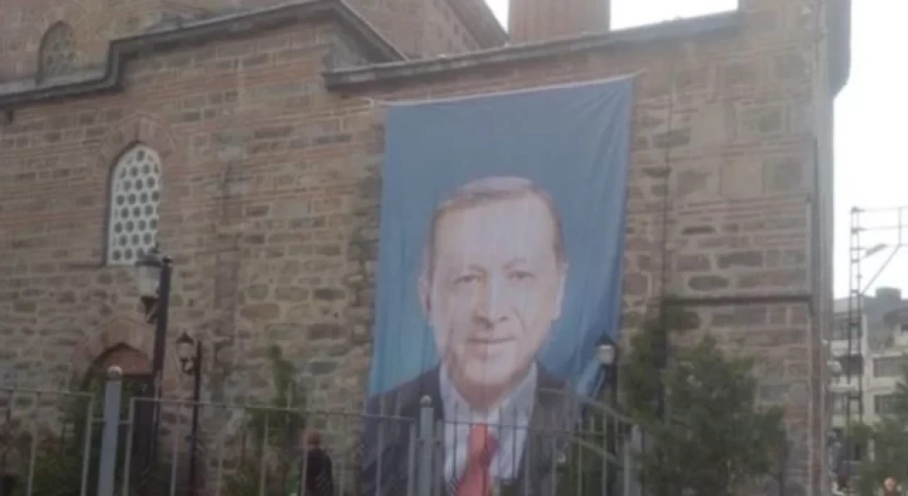 Bursa'da camiye Erdoğan'ın posteri asıldı