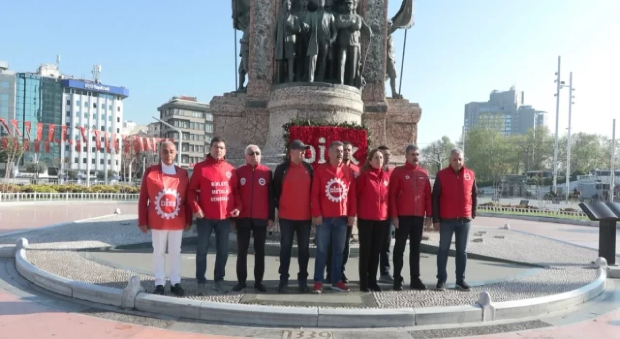 DİSK Taksim Cumhuriyet Anıtı'na çelenk bıraktı