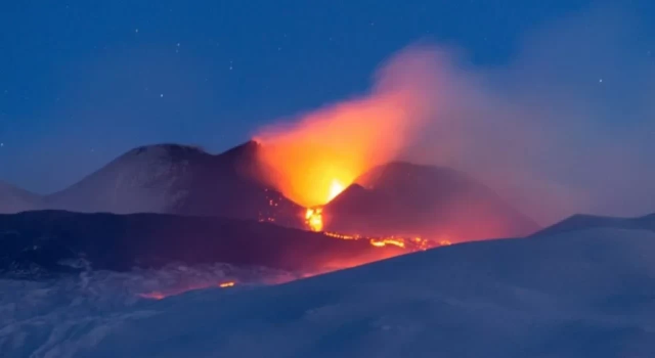 Etna Yanardağı yeniden faaliyete geçti