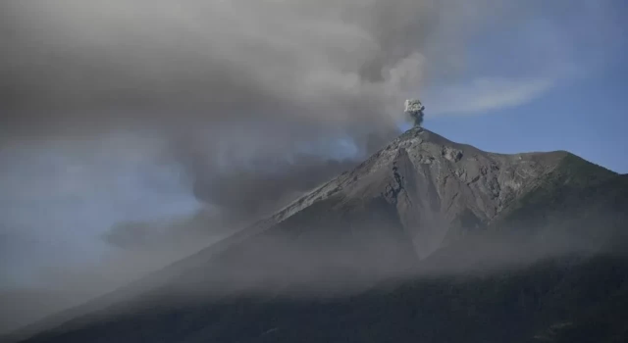 Fuego Yanardağı faaliyete geçti: 1054 kişi tahliye edildi