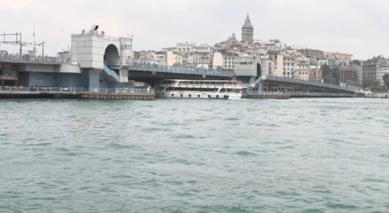 Galata Köprüsü'ne tur teknesi çarptı