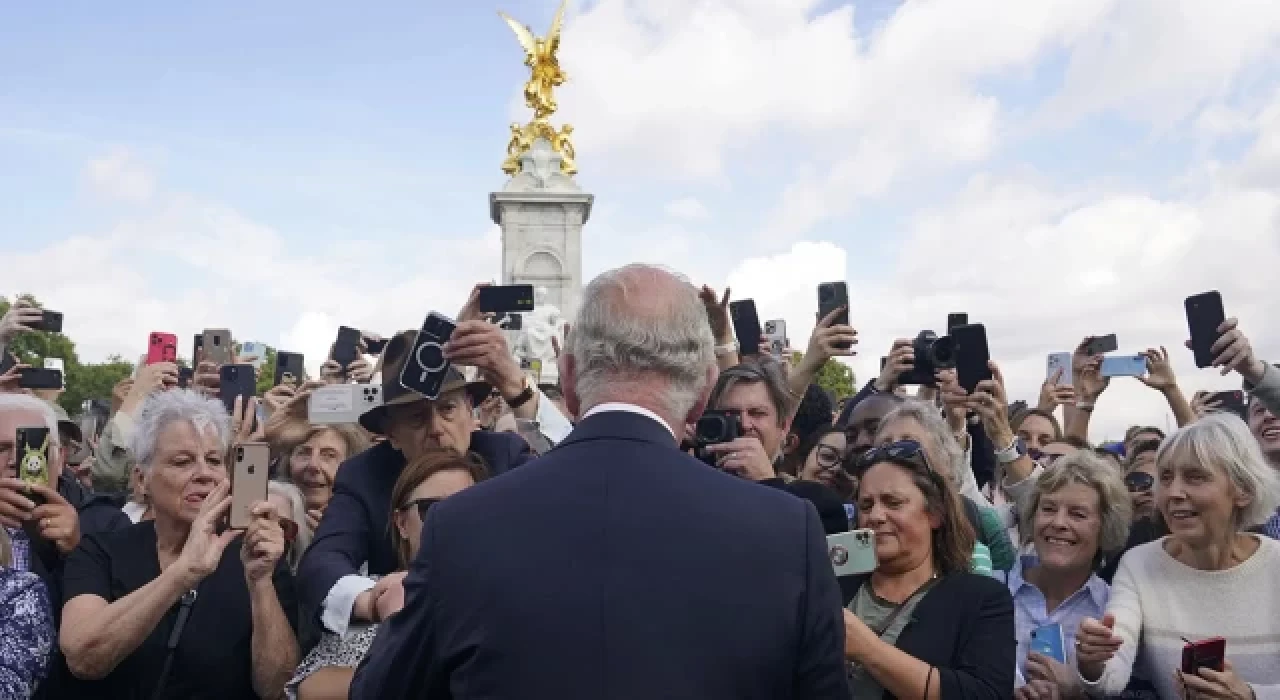 İngiltere Kralı 3. Charles’ın taç giyme töreni geçmişten de bugünden de izler sunacak