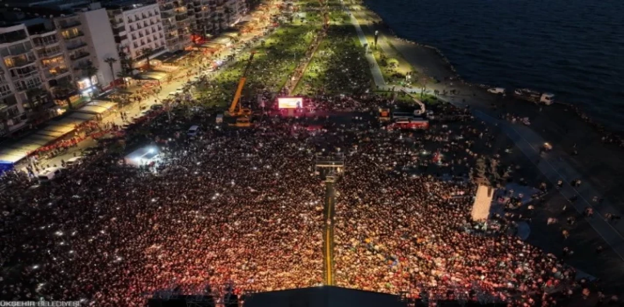 İzmir’de 19 Mayıs coşkusu meydanlara sığmadı