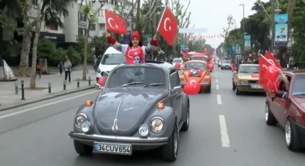 Kadıköy'de 104 klasik otomobille 104'ncü yıl konvoyu