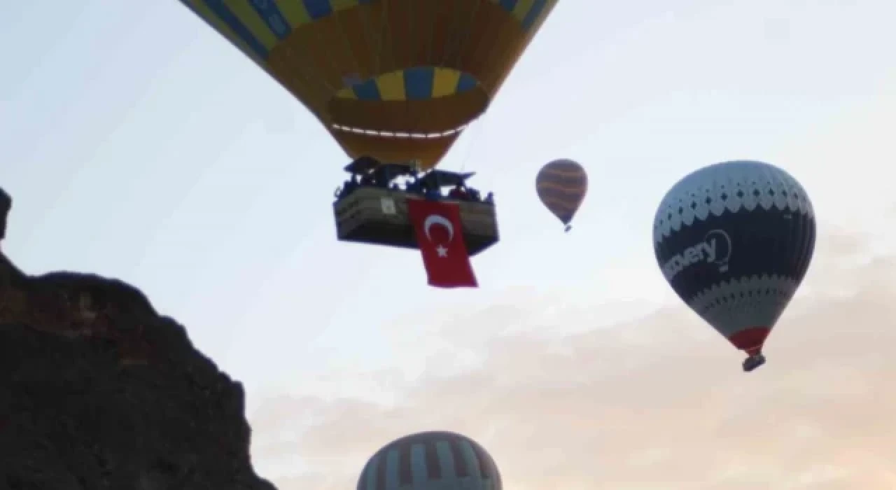 Kapadokya'da balonlar Türk bayrakları ile uçtu