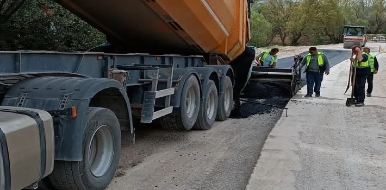 Kayseri Akkışla’da sıcak asfalt çalışması