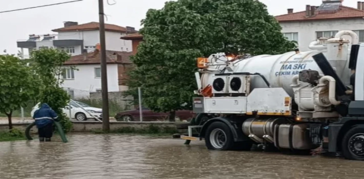 Manisa Selendi’de sağanak yağış teyakkuza geçirdi