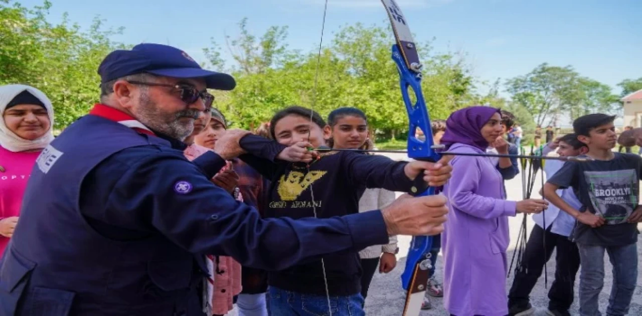 ”Mobil Spor” ekibi Bismilli öğrencileri eğlendirdi