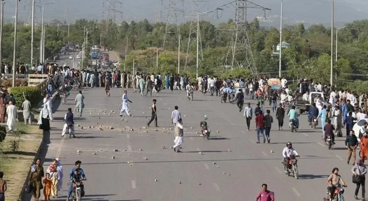 Pakistan'da eski Başbakan Han'ın tutuklanmasının ardından protestolar başladı