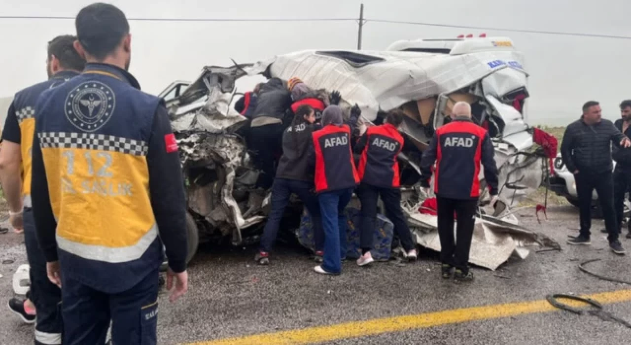 Sivas'ta minibüs ile tır çarpıştı: 3 ölü, çok sayıda yaralı var