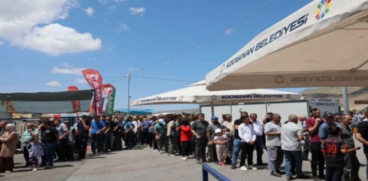 Ahmet Çolakbayrakdar Erkilet’te vatandaşlarla bayramlaştı