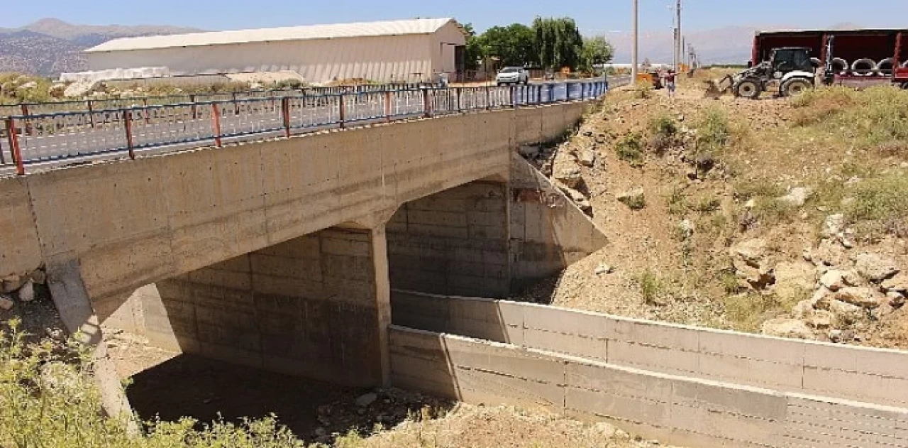 Antalya Büyükşehir Belediyesi Yakaçiftlik’e sulama amaçlı bürz temin etti