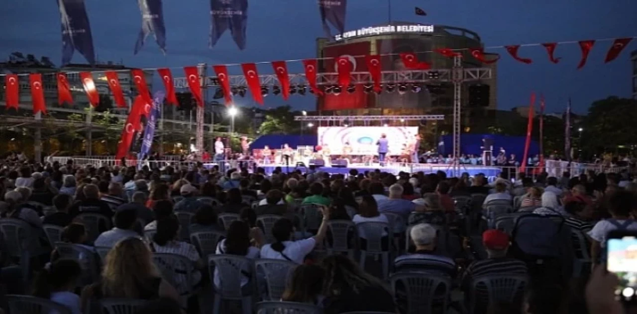 Aydın Büyükşehir Belediyesi kursiyerlerinden oluşan ritim grubu Aydınlılara doyumsuz bir gece yaşattı