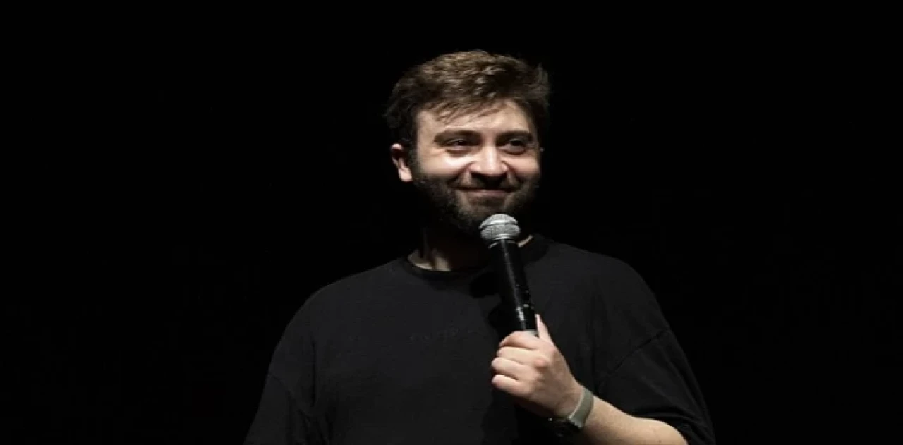 Baturay Özdemir “Biraz Daha” stand-up gösterisi ile haziran ayı boyunca sahnede