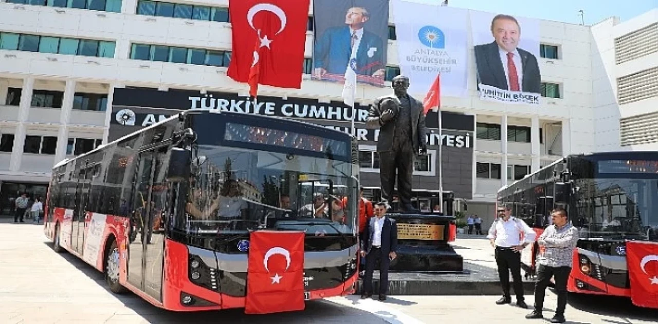 Büyükşehir’in 60 kırmızı otobüsü toplu ulaşımda hizmette