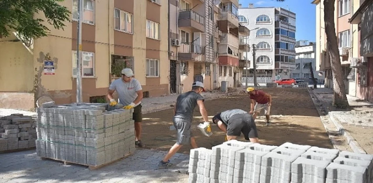 Edremit’te sokaklar parke taşlar ile örülüyor