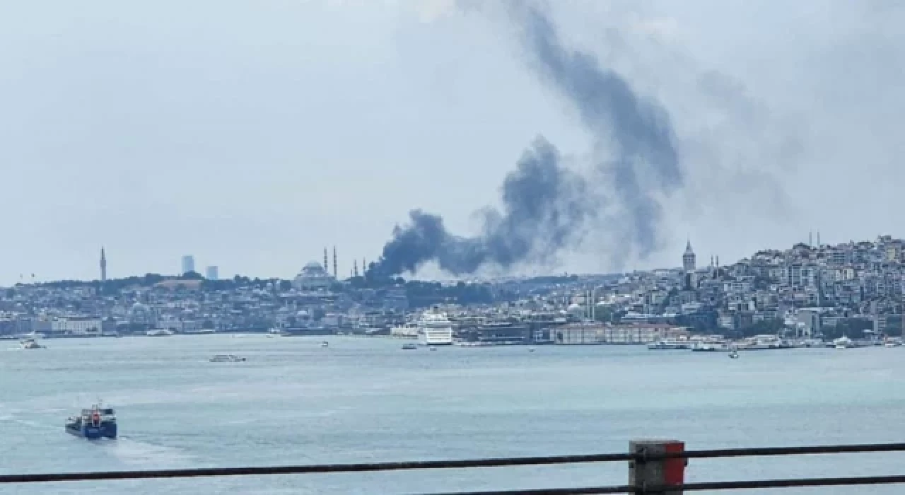 Fatih'te yangın: Dumanlar birçok noktadan görüldü