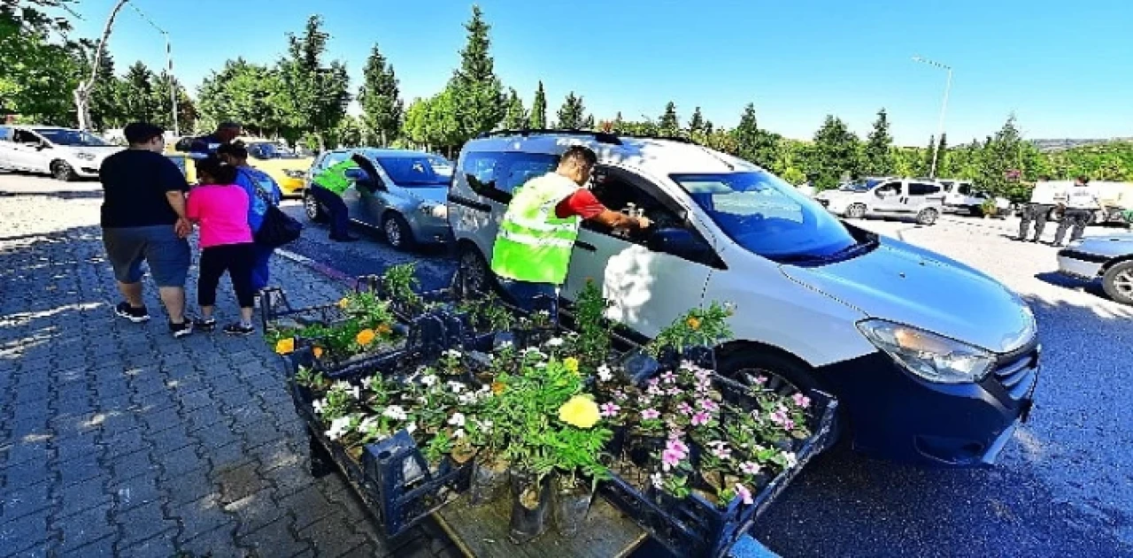 İzmir Büyükşehir Belediyesi’nden mezarlıklarda çiçek sürprizi