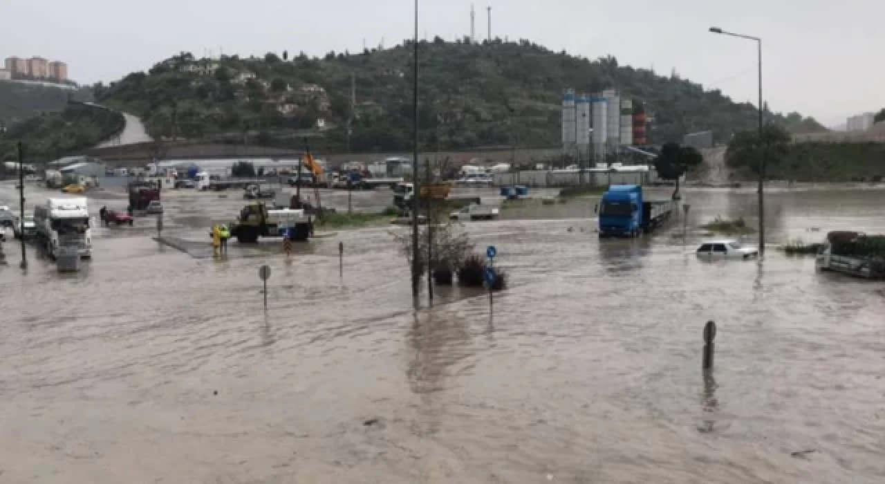 Mansur Yavaş’tan Ankaralılara uyarı: Kuvvetli ve fırtınalı sağanak yağış başladı