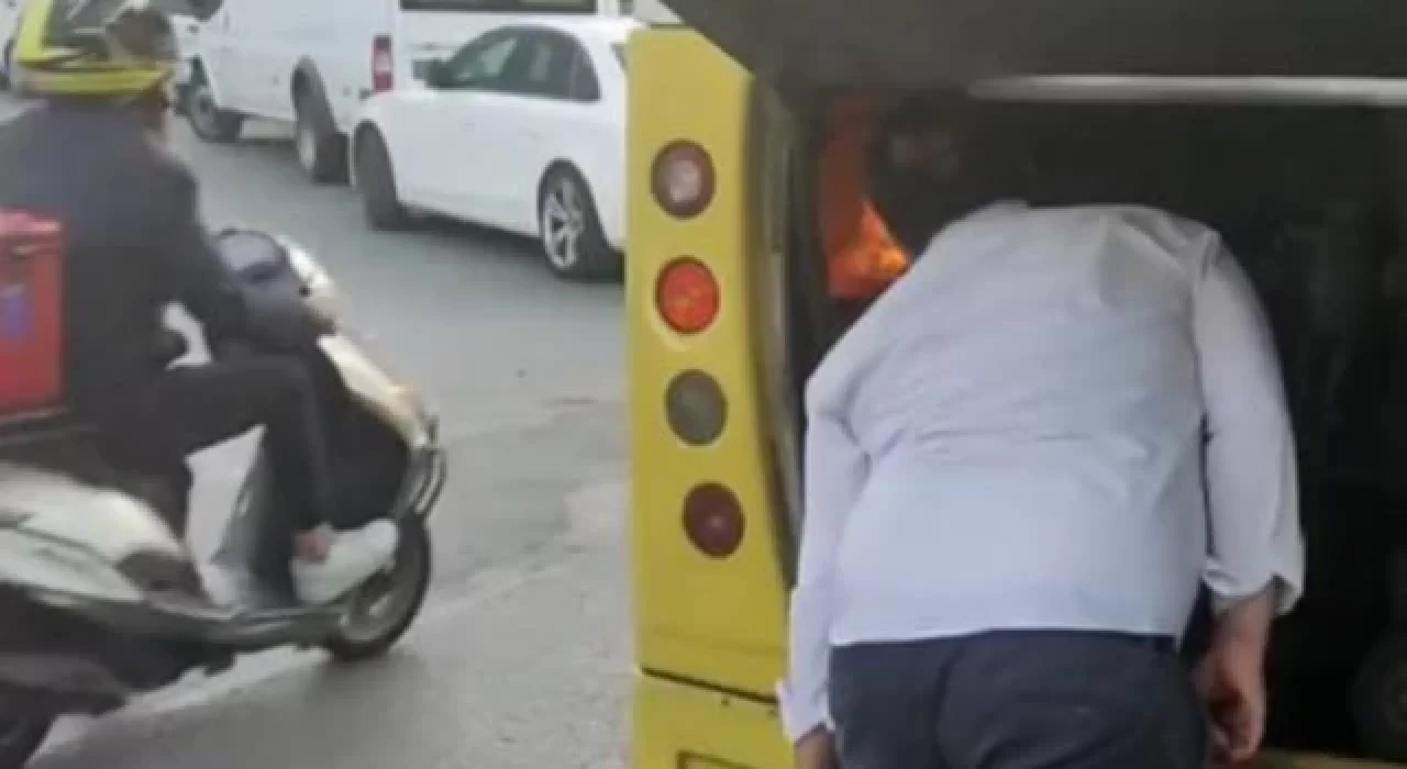 Otobüsün yanan motorunu üfleyerek söndürmeye çalıştı