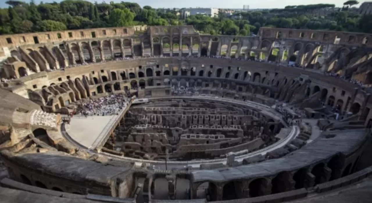 Roma’da Kolezyum’a sevgilisinin ismini yazan turist aranıyor