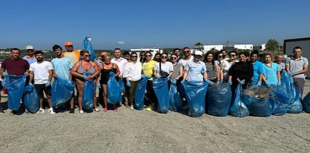 Seferihisar’da Çevre Günü’nde plaj temizliği