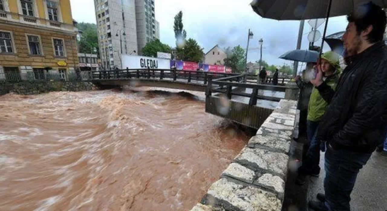 Sırbistan’da sel: 14 nehir birden taştı, OHAL ilan edildi