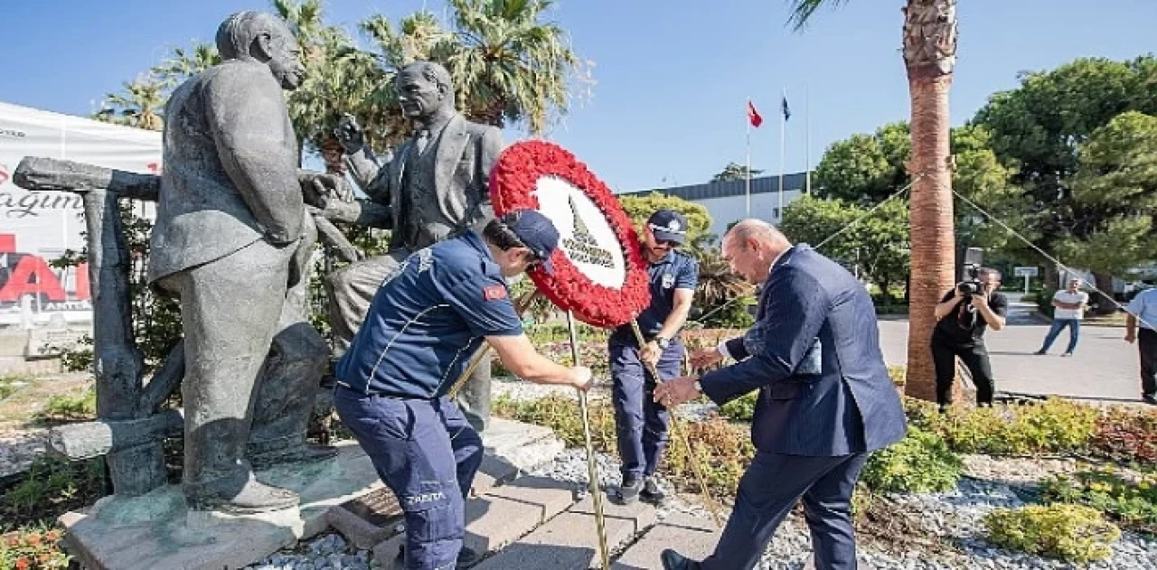 Başkan Soyer’den Ata’ya ve İnönü’ye saygı çelengi