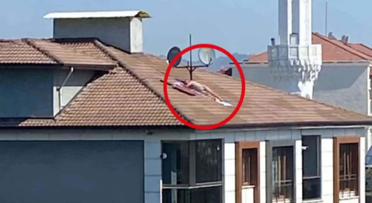 Çatıda çırılçıplak uzanıyordu! Polis sirenini duyar duymaz kaçtı