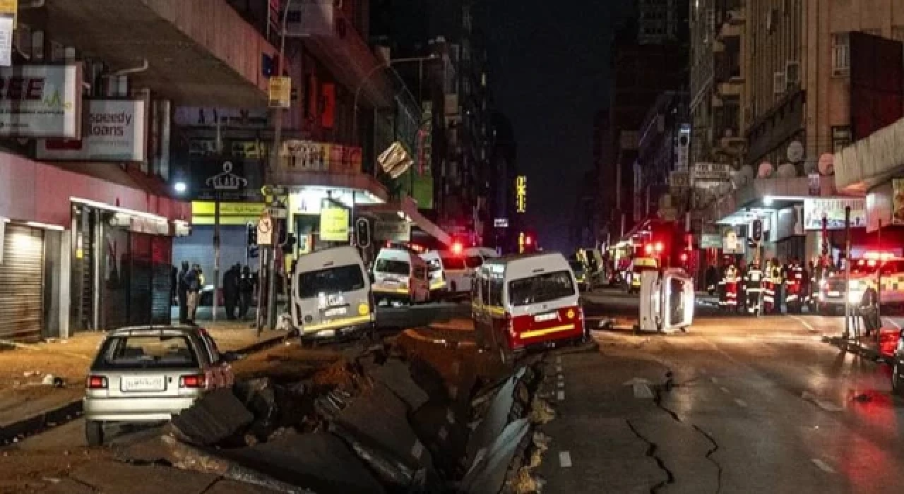 Johannesburg’da yer altında gaz patlaması: Yollar yarıldı, araçlar ters döndü