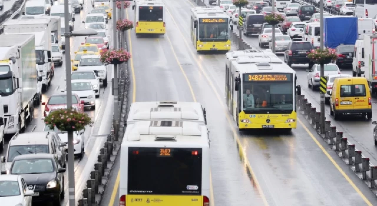 Metrobüs hattında yol bakım çalışması! Duraklar kapalı kalacak!