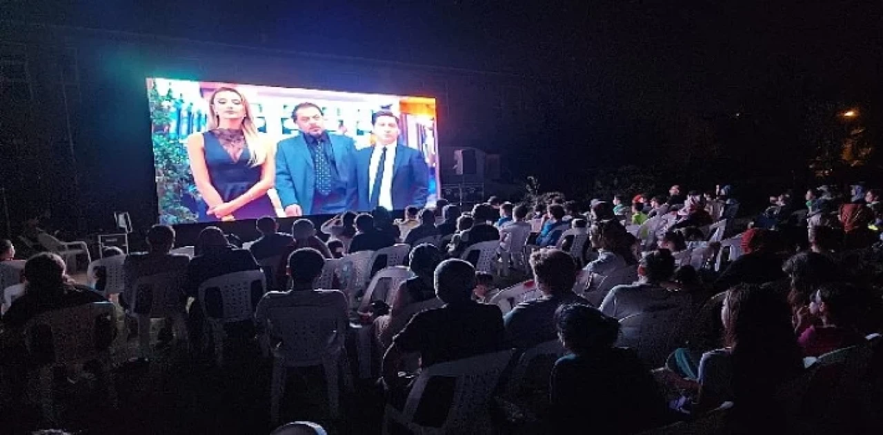 Açık havada sinema keyfi Gölcük’te bir başka güzel