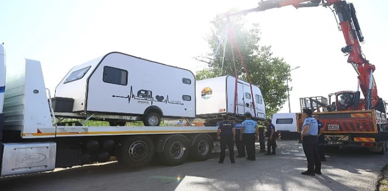 Antalya Konyaaltı Sahili’nde Karavanlar tahliye ediliyor