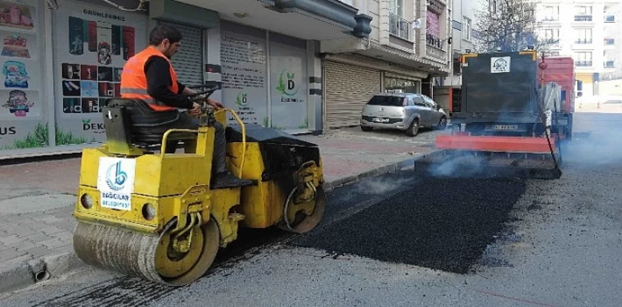 Bağcılar’da yollar asfaltlanarak güvenli hale getiriliyor