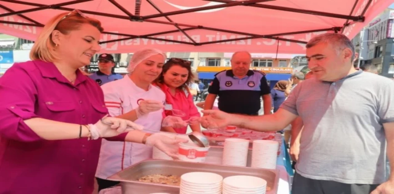 Başkan Hürriyet’ten İzmitlilere aşure ikramı