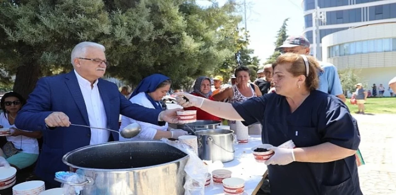 Burhaniye Belediyesi’nden Geleneksel Aşure Hayrı