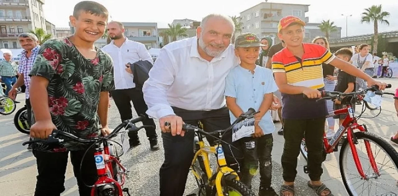 Canik’te Çocuklar Hediyelerine Kavuşuyor