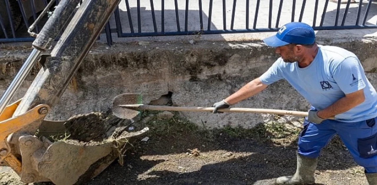 Dikili’deki Sülüklü Deresi temizlendi