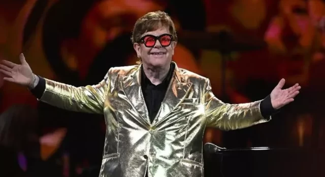 Elton John hastaneye kaldırıldı