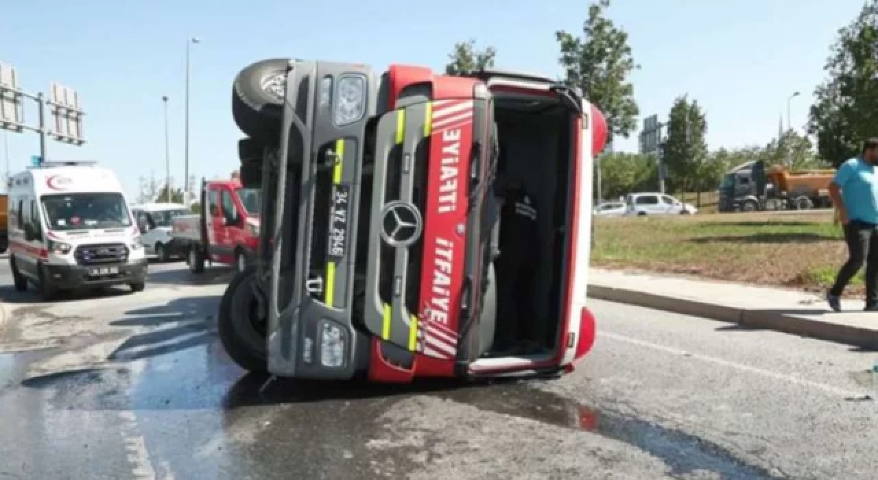 Esenler'de yangına müdahaleye giden itfaiye aracı devrildi